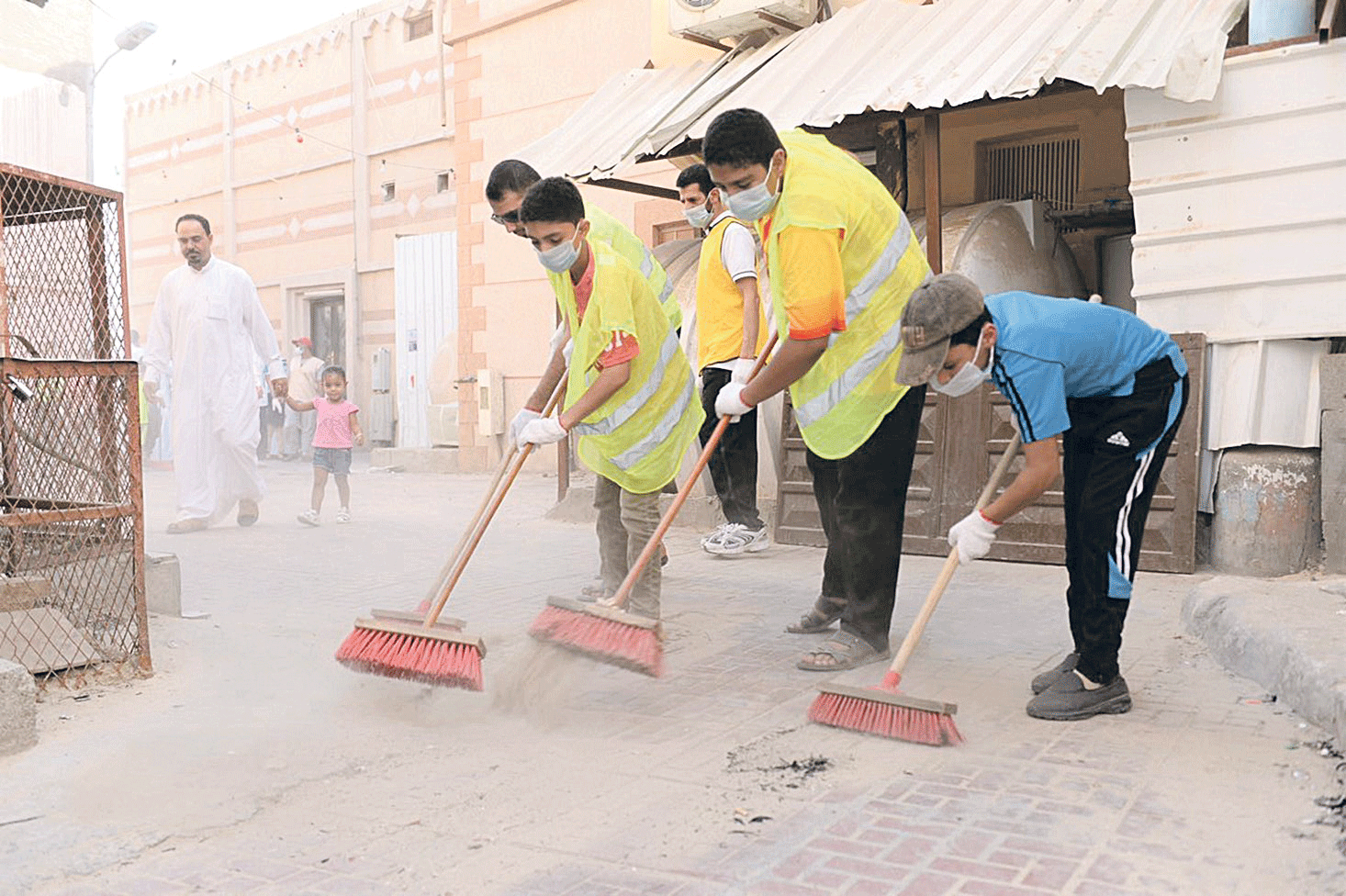 بعض المتطوعين أثناء الحملة (اليوم)
