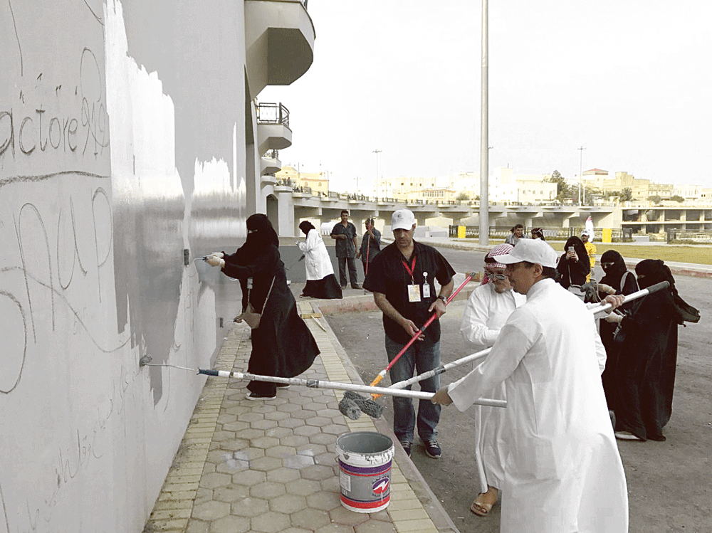 مشاركون في حملة النظافة (واس)