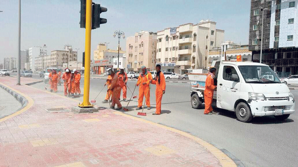 عمال البلدية يباشرون عمليات النظافة (اليوم)