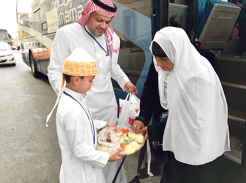 استقبال حاجة باكستانية لحظة وصولها (واس) 