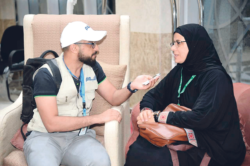 الحاجة عزة تتحدث لـ «اليوم» (تصوير: إبراهيم السقوفي)