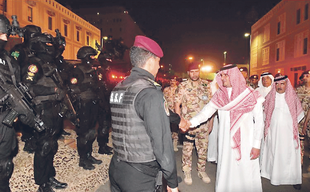  الأمير عبدالعزيز بن سعود يصافح أحد رجال الأمن 