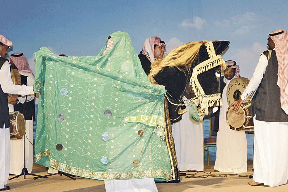 فرقة شعبية تقدم عرضا تراثيا (اليوم)