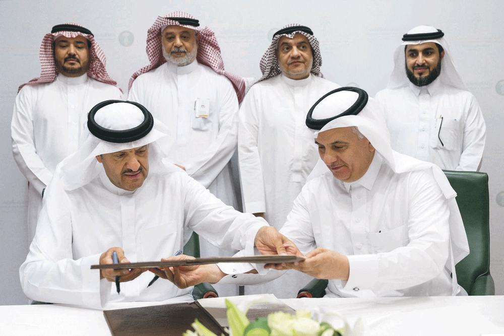 الأمير سلطان بن سلمان والفضلي يوقعان على الاتفاقية (اليوم)