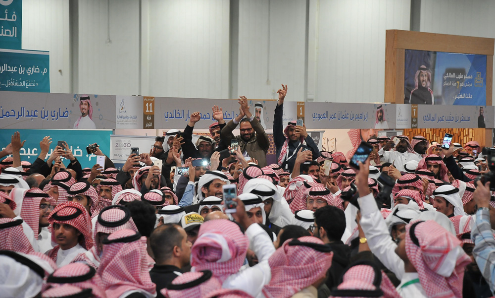 ناخبون يعبرون عن فرحتهم بعد إعلان النتائج (تصوير عمر الشمري) صحيفة اليوم