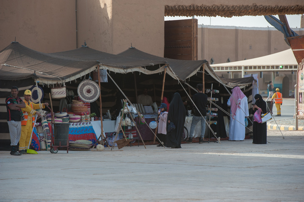 منتجات الحرف اليدوية تحظى بإقبال زوار الجنادرية (اليوم)