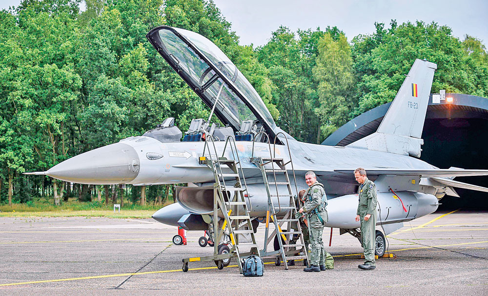 وزير شؤون الدفاع البلجيكي يتفقد F16 قبيل مشاركتها في عمليات العراق