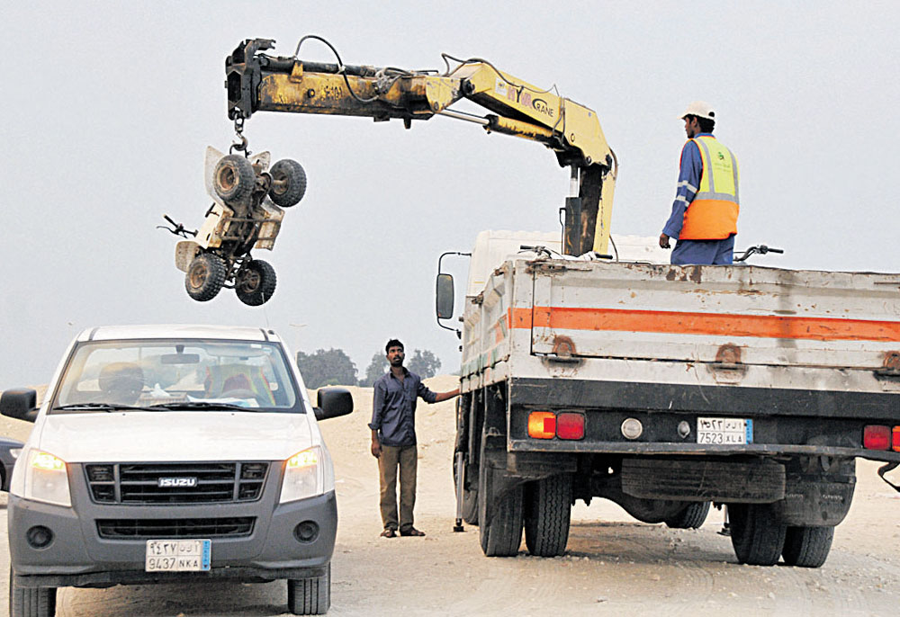 جهود لفرق البلدية في سحب الدبابات بنصف القمر (اليوم)