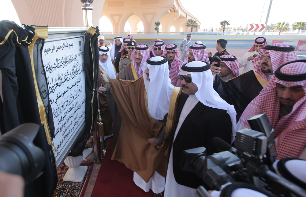  ويزيح الستار عن لافتة المشروع (تصوير: إبراهيم السقوفي) 