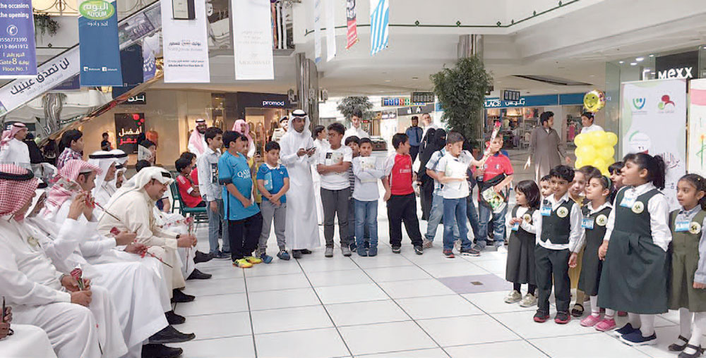 مشاركون في مهرجان بر الوالدين