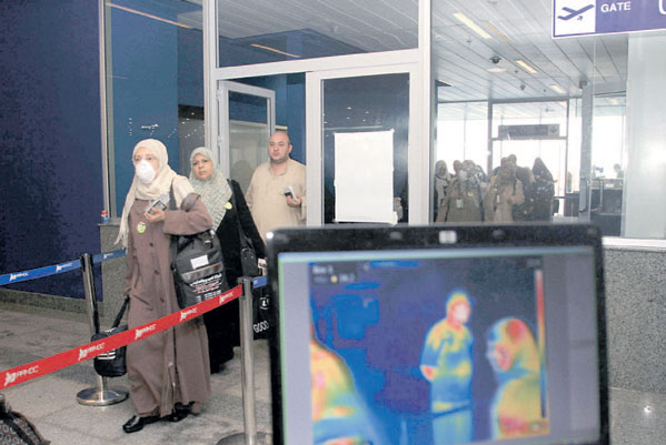 صورة حرارية للحجاج القادمين يتم عرضها على شاشة في مطار جدة لرصد الحالات المعدية 