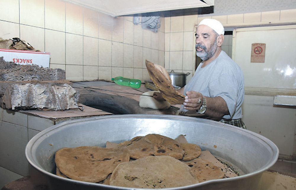 إقبال كبير على الخبز الحساوي في الأسواق الأجنبية (تصوير: محمد العويس)