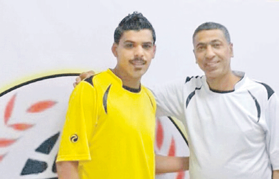 لاعب المحيط علي حمود بجوار المدن مدير الكرة 