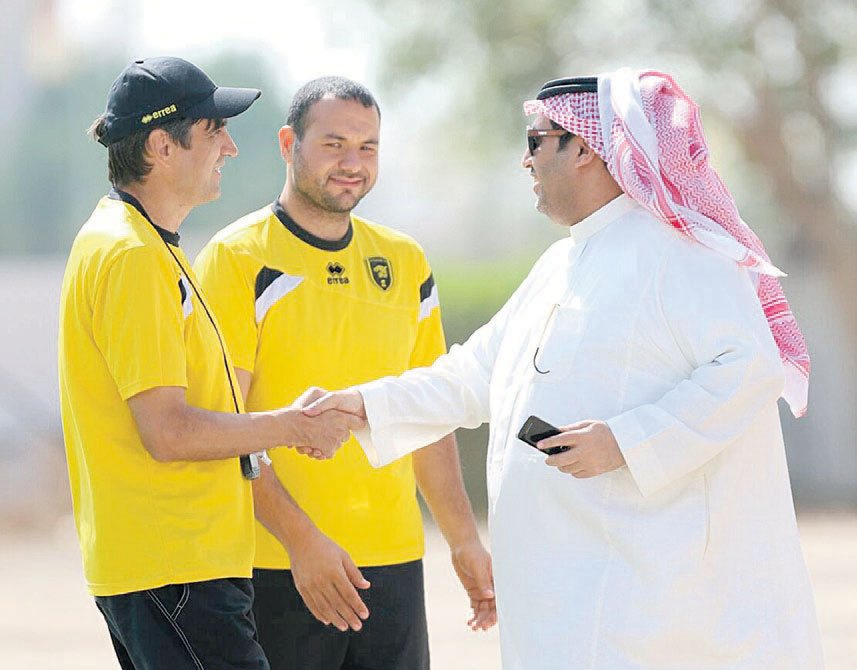 منصور البلوي في حديث جانبي مع المدرب الروماني