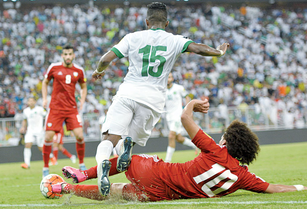 عموري لاعب المنتخب الاماراتي لحظة عرقلته لنواف العابد داخل المنطقة والتي احتسبها الحكم ضربة جزاء سجل منها السهلاوي هدف الفوز