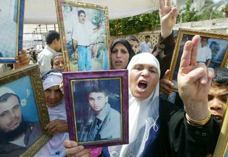 اسر المعتقلين الفلسطينيين تطالب بالافراج عنهم في خان يونس